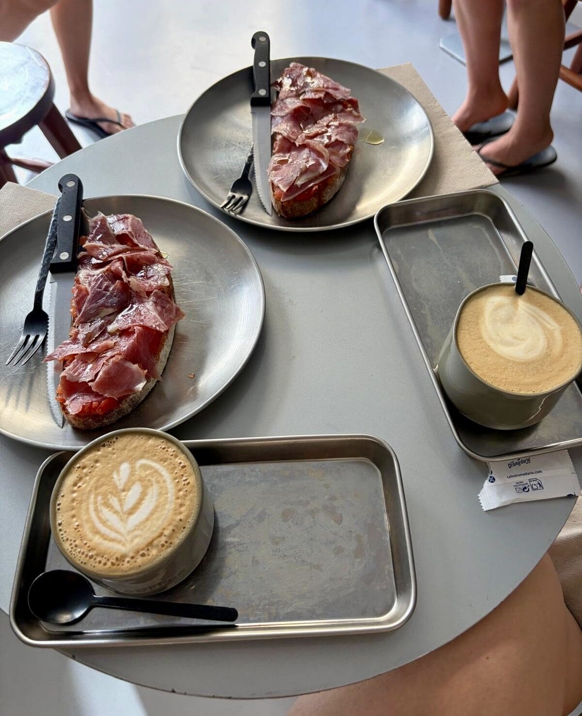 Pan con tomate and coffee on a café table